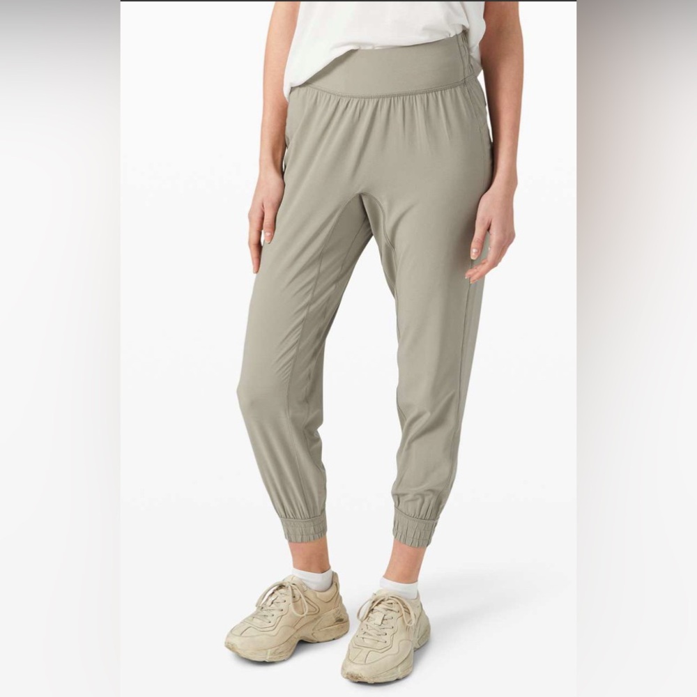 Lululemon Sun Setter Jogger *28"
Iron Grey